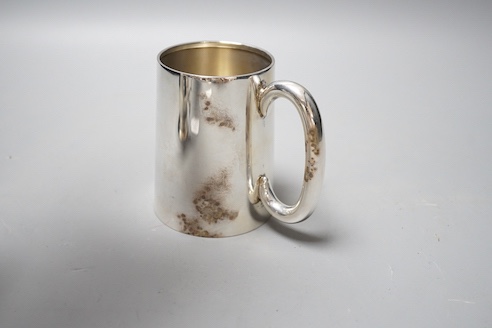 A George VI plain silver mug, Birmingham, 1937, 93mm, 7oz.